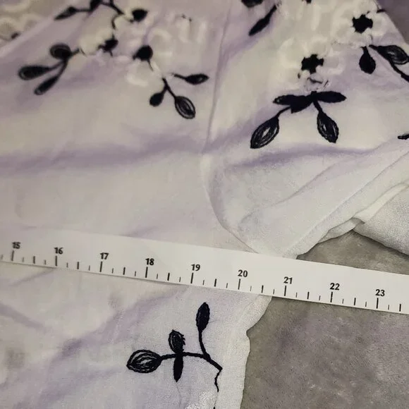 Gorgeous Women's XL Anthropologie Kindred Embroidered White Blue Cotton top - Picture 3 of 16